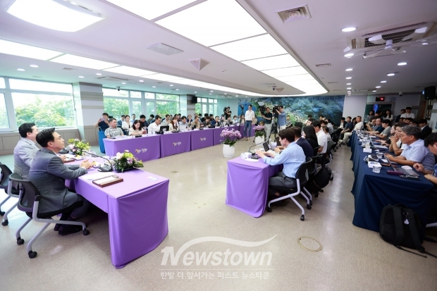 김태흠 충남도지사가  아산시 언론인 간담회