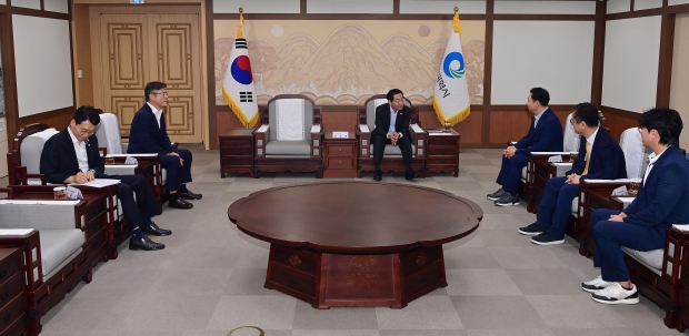 유정복 인천광역시장이 27일 시청 대접견실에서 열린 '국가보훈대상자 의료복지 향상을 위한 의료지원 협약식'에서 참석자들과 협력 방안 등을 논의하고 있다.