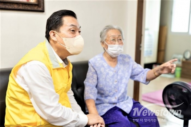 이재준 수원시장이 지난 21일 수원새빛돌봄 1년을 맞아 지역 내 새빛돌봄 이용 가구를 방문했다<br>