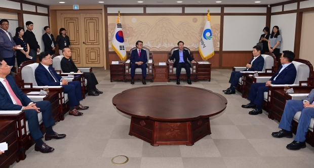 유정복 인천광역시장이 2일 시청 대접견실에서 열린 '삼성희망디딤돌 인천센터 업무협약식'에서 삼성전자 박승희 사장 등 참석자들과 협력방안 등을 논의하고 있다.