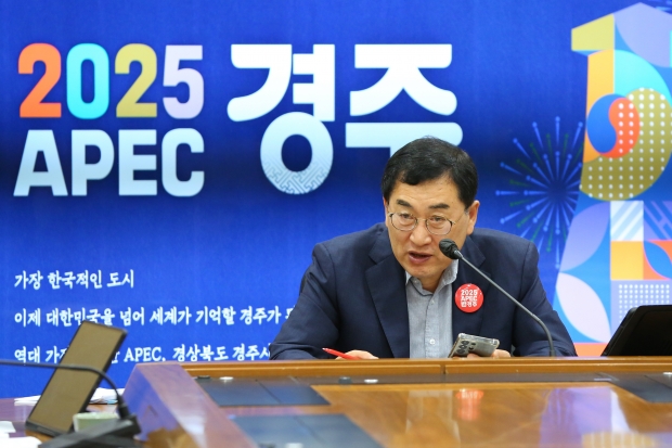 주낙영 경주시장이 9일 오전 국·소·본부장회의를 청사 내 영상회의실에서 열고 재해예방 신규사업 역대 최고 국비 확보와 함께 역대 최다 2개 사업 지구 선정 성과를 설명하고 있다