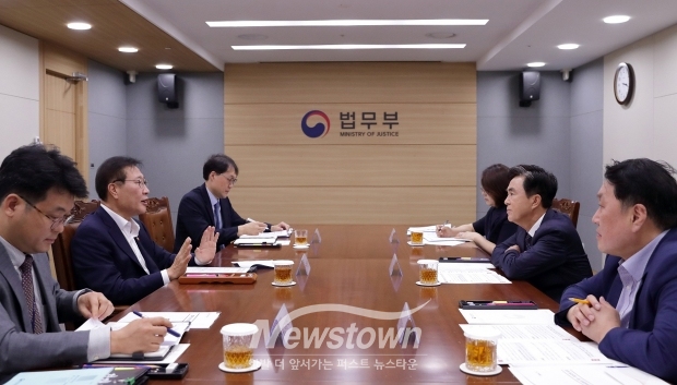 김태흠 충남도지사가 9월 10일 박성재 법무부 장관과 정책 간담회를 갖고 ‘충남 출입국·외국인사무소 승격’ 등 저출생 및 고령화 사회 대응을 위해 추진 중인 현안사업을 건의했다.