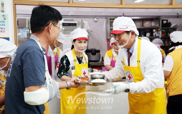 홍태용 김해시장, 김해시 봉황동 노인복지회관 무료급식소 봉사활동