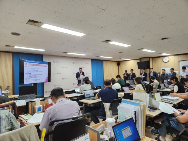 이철 인천시 도시계획국장이 언론브리핑을 하고 있다.