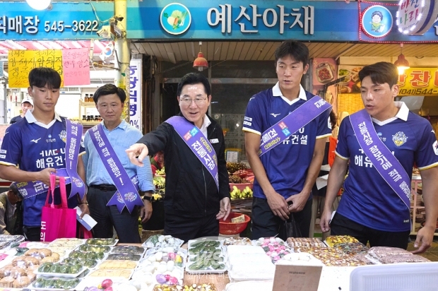 박경귀 아산시장이 추석 명절을 앞둔 지난 9월 11일 온양온천시장을 방문했다. 박 시장은 ‘전통시장 장보기에 적극 동참해요’, ‘소상공인 여러분 힘내세요’ 문구가 적힌 어깨띠를 두르고 온양온천시장에서 제수용품을 구입하고 상인들과 추석맞이 덕담을 나누며 최근 고물가로 인한 경기침체 등 애로사항을 청취했다.