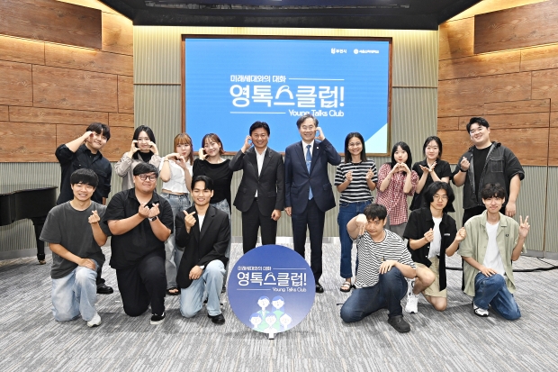 조용익 부천시장과 황덕형 신학대 총장, 그리고 신학대 학생들이 기념촬영을 하고 있다.