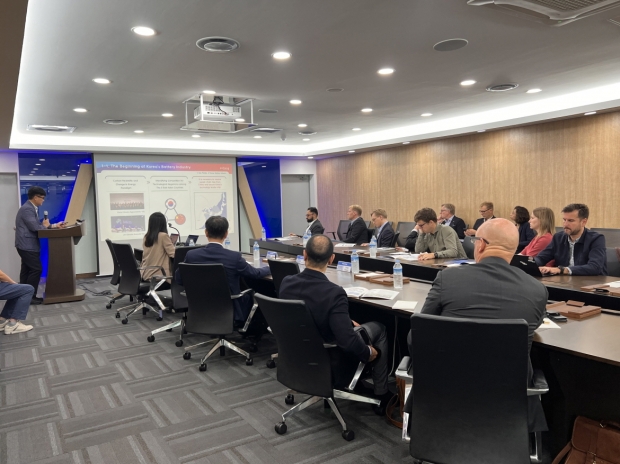 25일 스웨덴 배터리 산학연관으로 구성된 사절단이 포항의 이차전지 산업 현장인 이차전지종합관리센터를 방문해 배터리 기술 및 응용 분야 발전을 위한 상생 협력 방안에 대해 논의했다