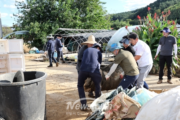 김해시는 9월 23~24일 이틀간 전 부서가 수해 복구와 대민 지원에 나서기로 결정하고 공무원과 의용소방대·자율방재단·자원봉사단 회원 등 1,300여명이 침수 피해가 컸던 부원동 쇄내마을과 이동3통마을을 중심으로 응급복구를 실시했다.