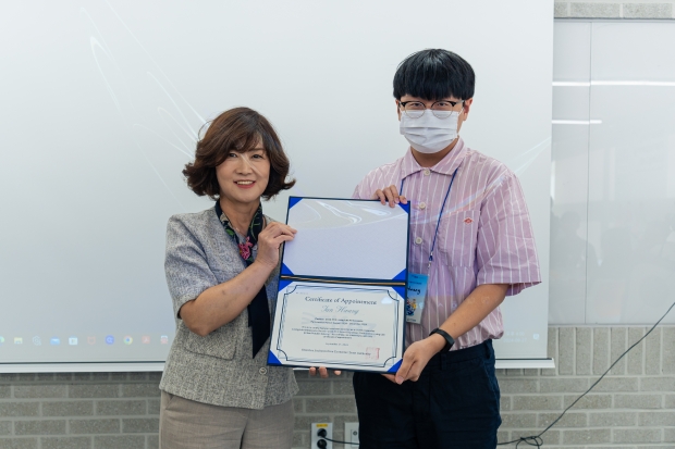 심순옥 IFEZ 스마트시티과장이 지난 27일 IFEZ 스마트시티 리빙랩 시민참여단 발대식에서 리빙랩 앰버서더에게 임명장을 수여하고 있다