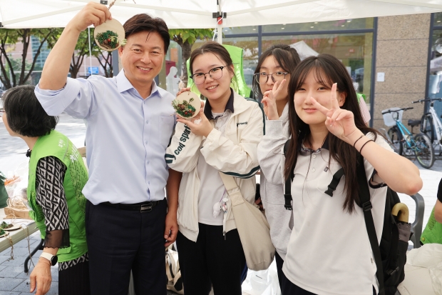2024년 마을공동체 한마당에 참여한 조용익 부천시장(왼쪽 첫번째)과 시민들이 기념촬영을 하고 있다.