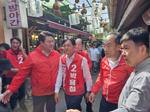 박용철 국민의힘후보 와 추경호 원내대표가 교동 대룡 시장에 방문해 지지를 호소했다.