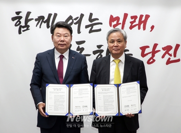 당진시가 10월 8일 시청 접견실에서 사)어르신의 안부를 묻는 우유 배달과 ‘어르신의 안부를 묻는 우유배달 지원사업’ 업무 협약을 체결했다.