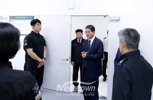 지난 10월 7일 김돈곤 청양군수가 119복합타운 내 충청소방학교와 119항공대를 직접 방문하고 입주기관 직원(충청소방학교 71명, 119항공대 21명)들에게 일일이 격려의 말을 전했다.