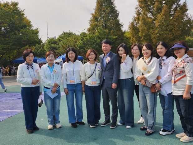 왼쪽 2번째 장석란 부평구육아종합지원센터장