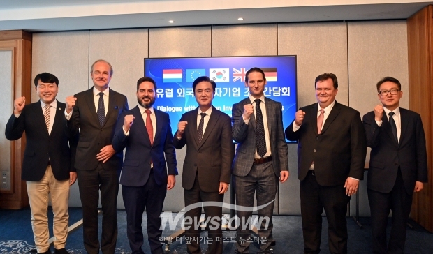 김태흠 충남도지사가 지난 10월 11일(이하 현지시각) 독일 프랑크푸르트 슈타이겐베르거호텔에서 독일 파이퍼배큠 토비아스 보이트너 총괄제조책임자, 영국 에드워드 댄 미들턴 반도체사업부 혁신책임자, 네덜란드 프로틱스 배리 그레일링 재무이사와 프랭크 반 슬루이스 법무총괄 등과 간담회를 가졌다.
