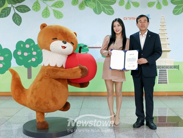 충주시가 지난 10월 15일 가수 연예진씨를 홍보대사로 위촉했다. 이날 연예진은 “충TV로 널리 알려진 제 고향 충주의 홍보대사가 되어 큰 영광”이라며 “충주의 딸이자 가수로서 저의 노래가 충주 홍보에 보탬이 되도록 최선을 다하겠다”고 밝혔다.