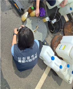 최종방류구 시료 채취 사진