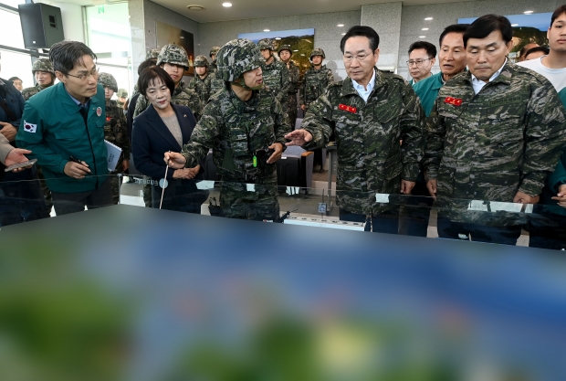 유정복 인천광역시장이 17일 옹진군 연평평화전망대를 찾아 안보상황을 점검하고 있다.