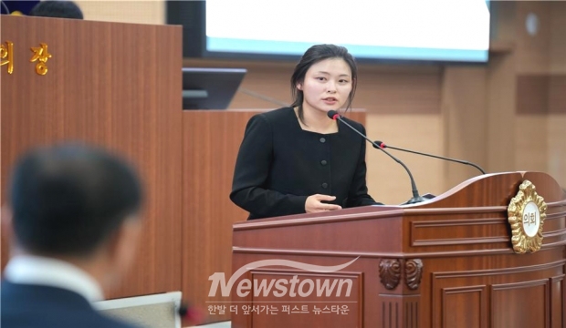 아산시의회 김미성 의원이 10월 17일 제252회 임시회 시정질문에서 아산시 손명화 행정안전체육국장을 대상으로 방치된 저류지 문제를 지적하고, 저류지를 주차장 및 공원으로 조성할 것을 주문했다.