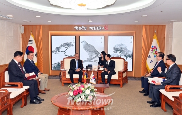 김태흠 충남도지사가 10월 18일 충남도청 접견실에서 체자르 마놀레 아르메아누 주한 루마니아 대사와 만나 상호 교류 및 협력 방안 등을 논의했다.