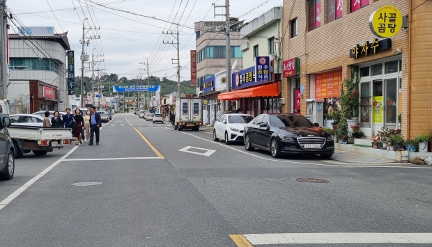 경북도 및 경주시 관계자들이 25일 서면 옥외 간판 교체 사업장을 방문하고 있다
