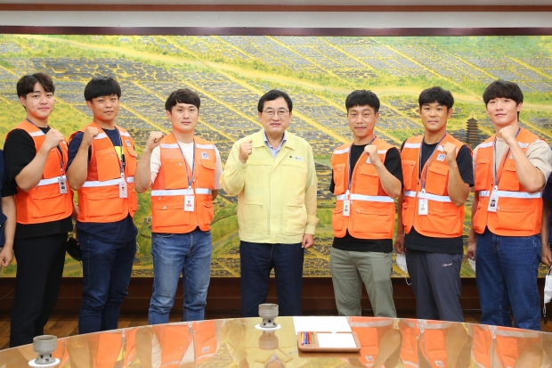 주낙영 경주시장이 지난 2021년 8월 공개채용 합격한 신입 경주시 환경미화원들과 청사 내 대외협력실에서 기념촬영을 하고 있다.