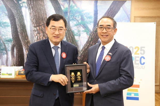 주낙영 경주시장은 29일 시장실에서 타니 쌩랏 주한태국대사를 접견한 후 기념촬영을 하고 있다