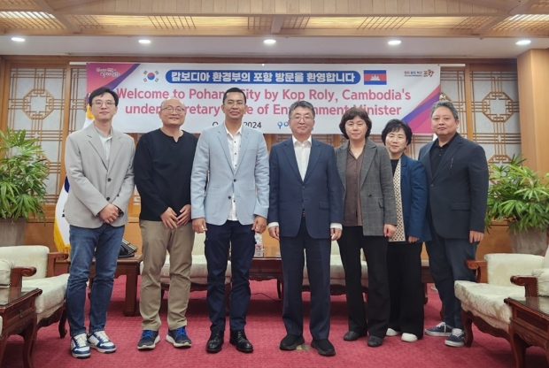 장상길 포항시 부시장이 29일 시청 대외협력실에서 포항을 방문한 캄보디아 환경부 일행과 교류 협력 방안을 논의한 후 기념촬영을 하고 있다