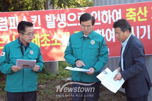 조길형 충주시장(사진/중앙)이 발생농장으로부터 5km 내 방역대 경계 지역 통제초소를 방문하여 축산차량 소독 필증 점검 및 소독 등의 임무를 수행하는 초소 근무자의 노고를 격려했다.