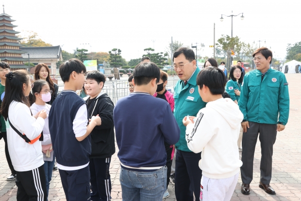 경주시가 31일 황성공원 실내체육관에서 방사능 누출 사고에 신속하고 효과적으로 대응하기 위해 ‘2024년도 월성 방사능방재 합동훈련’을 실시하고 있다.