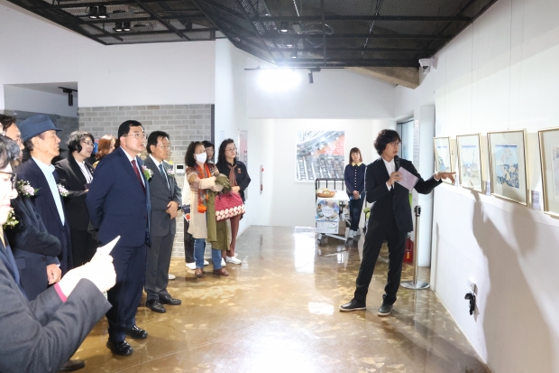 지난 1일 경주시 황리단길 생활문화센터 갤러리에서 주낙영 시장이 주부산일본총영사관 관계자와 함께 가쓰시카 오쿠사이 우키요에 전시회를 관람하고 있다.