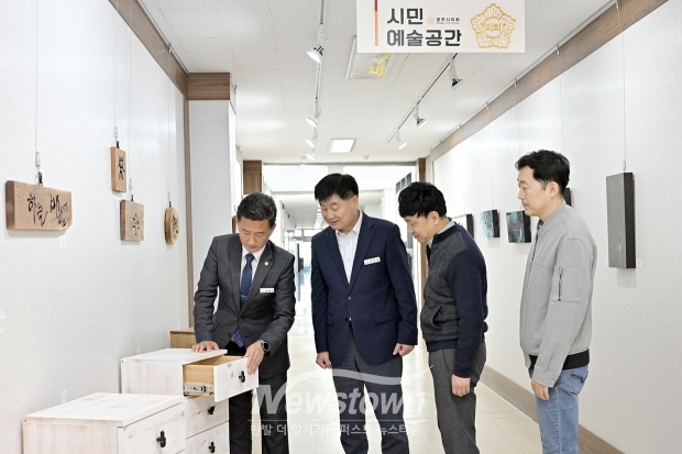 계룡면 평생학습센터 수강생 작품 전시(목공교실 서각과 서랍장)