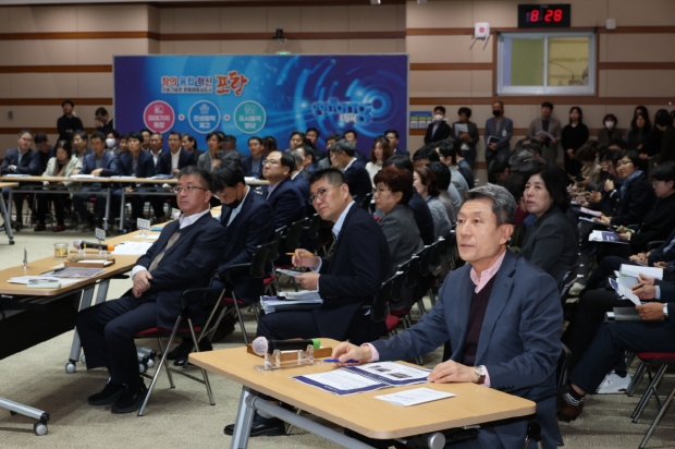 6일 시청 대회의실에서 이강덕 시장 주재로 확대간부회의를 개최, 지난달 27일부터 이달 3일까지 8일간의 서유럽 출장 성과와 포항의 수소특화단지 지정이 갖는 의미를 공유하는 시간을 가졌다