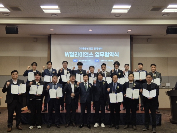김학성 웨이버스 대표이사(앞줄 왼쪽부터 다섯번째)를 포함한 유수 IT 기업 관계자들이 지난 6일 일산 킨텍스에서  ‘W얼라이언스’ MOU을 체결한 후 기념촬영을 진행했다. (사진=웨이버스)
