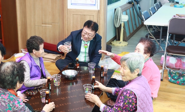 어르신들과 함께 하는 소통,공감 모습