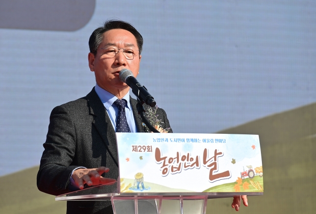 유정복 인천광역시장이 11일 인천농업기술센터에서 열린 '제29회 농업인의 날 기념식'에서 격려사를 하고 있다.