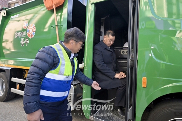 한국형 저상형 청소차(첫 시승식을 가진 최원철 공주시장)