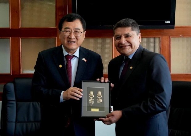 주낙영 경주시장은 20일 페루 아레키파시 청사에서 빅토르 휴고 리베라 차베즈(사진 우측) 아레키파시장을 접견한 후 기념 촬영을 하고 있다.