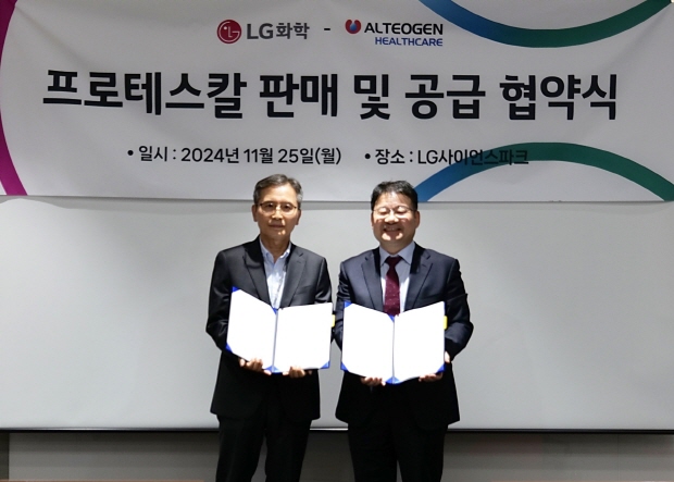 협약식 좌 이재상 대표, 우 박희술 전무