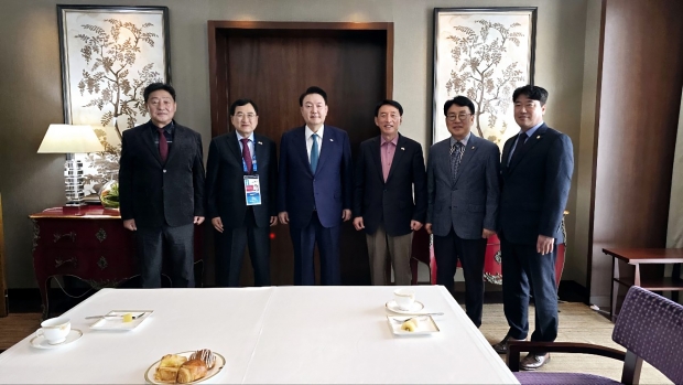 주낙영 시장을 비롯한 경주시 대표단이 17일 오전(현지 시간), 페루 리마 웨스틴호텔에서 윤석열 대통령 예방한 후 기념 촬영을 하고 있다. 좌측부터 이동협 경주시의장, 주낙영 경주시장, 윤석열 대통령, 김석기 국회의원, 류완하 동국대WISE캠퍼스 총장, 이락우 APEC 특위 위원장