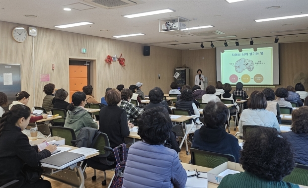 부천시립노인전문병원 황향임 팀장이 노인맞춤돌봄 종사자를 대상으로 치매 강의를 진행하고 있다.