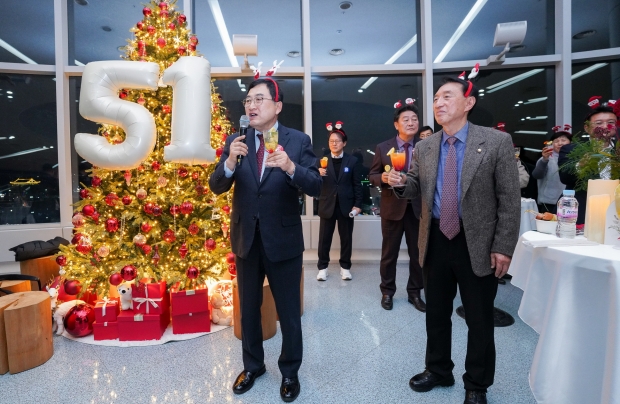 주낙영 시장이 지난 30일 예술의 전당에서 열린 신라문화제 애프터파티에 참석해 건배제의를 하고 있다.