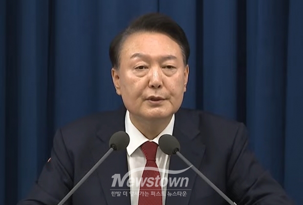 윤석열 대통령이 3일 밤 용산 대통령실에서 긴급 발표를 하고 있다./YTN캡처<br>