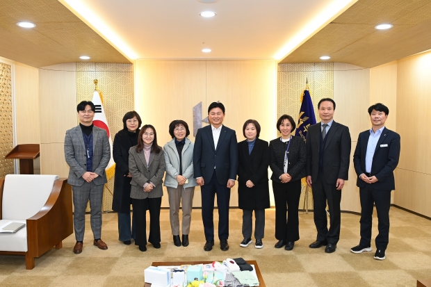 부천시는 지난 3일 지역자활센터(원미·소사·나눔) 및 노숙인시설(실로암) 센터장 간담회에서 기념촬영을 하고 있다.