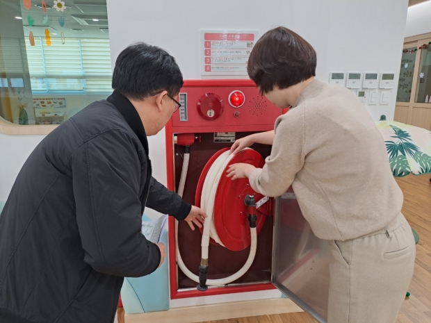 포항시가 5일 지역 내 어린이집 대상 동절기 안전점검을 실시하고 있다.