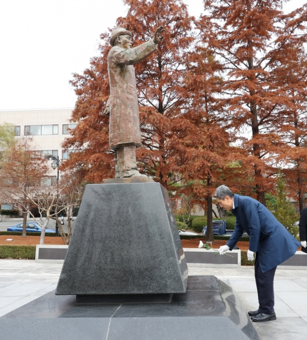 이강덕 포항시장이 헌화하고 있다