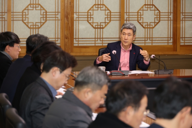 포항시는 14일 시청 중회의실에서 이강덕 시장 주재로 민생경제와 지역사회 안정을 위한 긴급회의를 개최했다.