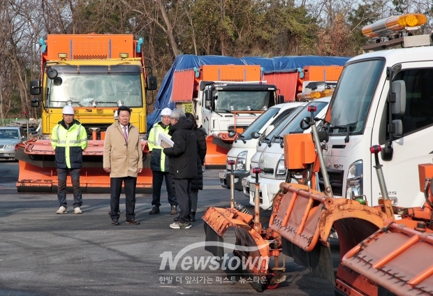 오성환 당진시장이 최근 대덕동에 있는 도로관리사무소 내 제설 창고와 근무자 대기소 등을 방문해 제설 추진 상황을 직접 점검했다. 오 시장은 제설 장비와 자재 확보 상황을 비롯해 주요 취약 구간의 관리 계획, 비상 인력 배치 상황 등을 꼼꼼히 살폈다.