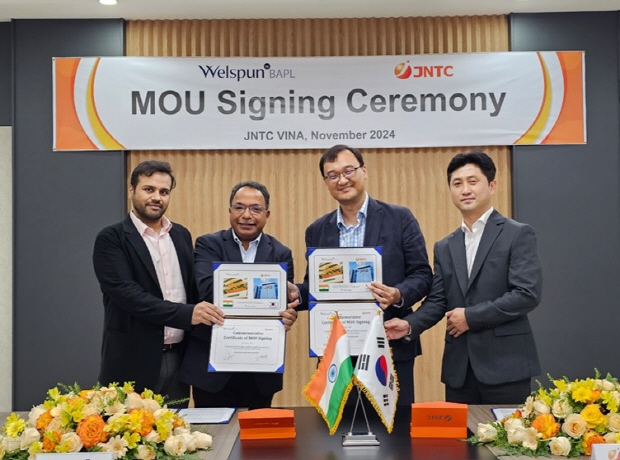 왼쪽부터 Welspun사社의 Managing Director Mr.Yashovardhan Agarwal / CEO Mr.Raju Govindarajalu  와 제이앤티씨의 조남혁 대표이사 및 장정연 베트남공장 법인장이 전장용 커버글라스 등에 대한 투자MOU 계약을 체결하고 기념사진을 촬영했다