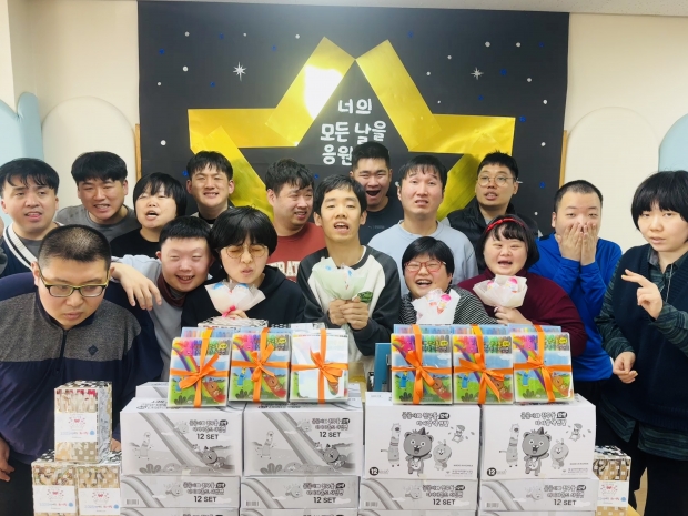 해운대구 반여장애인주간보호센터를 이용하는 15명의 이용자들이 우수회원의 날에 참여하여 즐거운 시간을 보내고 있다.